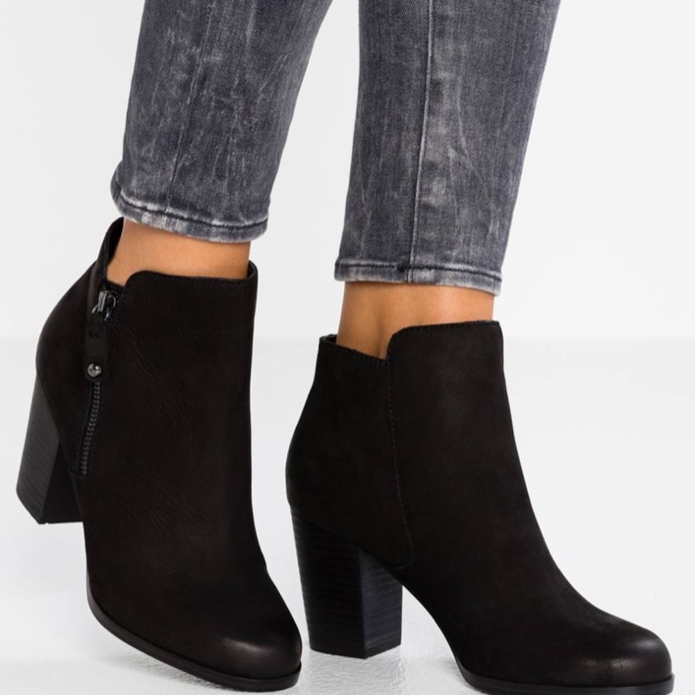 Aldo nubuck naedia boots black and gold zipper